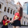 Hai mẹ con Trà Ngọc Hằng thả dáng cùng cờ đỏ sao vàng