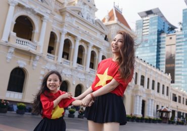Hai mẹ con Trà Ngọc Hằng thả dáng cùng cờ đỏ sao vàng