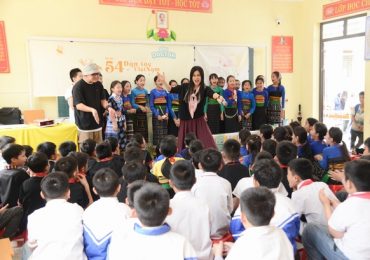 Phúc Anh xúc động trở về quê hương, thăm trường xưa