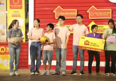 Lâm Vỹ Dạ – Hứa Minh Đạt góp sức mang về gần 100 triệu đồng cho các em nhỏ mồ côi