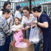 Trà Ngọc Hằng và con gái Sophia đi từ thiện