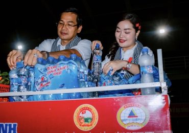 Hoa hậu Hoàng Thanh Nga tham gia tiếp sức cho chiến sĩ diễu binh
