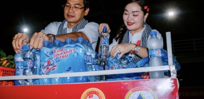 Hoa hậu Hoàng Thanh Nga tham gia tiếp sức cho chiến sĩ diễu binh