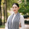 Lương Thuỳ Linh diện áo dài trắng đeo khăn rằn