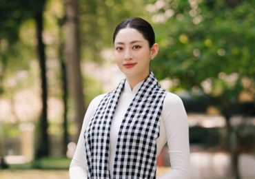 Lương Thuỳ Linh diện áo dài trắng đeo khăn rằn