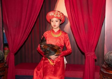 Mai Cát Vi hóa cô dâu, ôm gà trống xuất hiện trên thảm đỏ ‘Út Lan: Oán linh giữ của’
