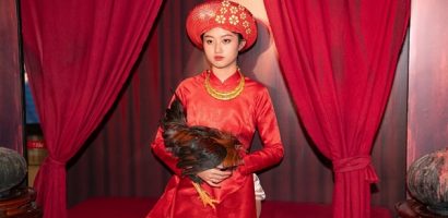 Mai Cát Vi hóa cô dâu, ôm gà trống xuất hiện trên thảm đỏ ‘Út Lan: Oán linh giữ của’