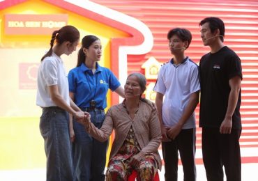 Lâm Vỹ Dạ bật khóc nức nở trong lần đầu dẫn dắt ‘Mái ấm gia đình Việt’