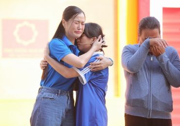 Lâm Vỹ Dạ khóc nghẹn trước cô bé mồ côi sống một mình trong căn nhà cũ