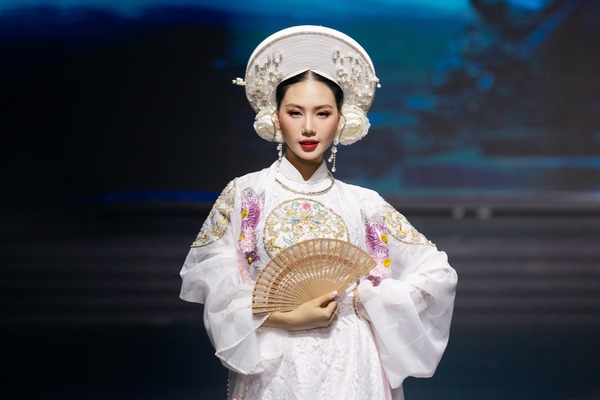 Bùi Quỳnh Hoa ‘càn quét’ sàn catwalk AVIFW 2025
