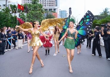 Thí sinh Miss Cosmo Vietnam 2025 rực rỡ diễu hành tại Nha Trang