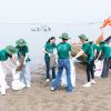 Thí sinh Miss Earth Vietnam 2025 làm sạch biển Hoàng Châu giữa nắng hè