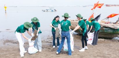 Thí sinh Miss Earth Vietnam 2025 làm sạch biển Hoàng Châu giữa nắng hè