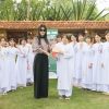 Phúc Anh trao áo dài đến các em bé thuộc các dân tộc anh em