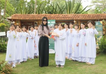 Phúc Anh trao áo dài đến các em bé thuộc các dân tộc anh em