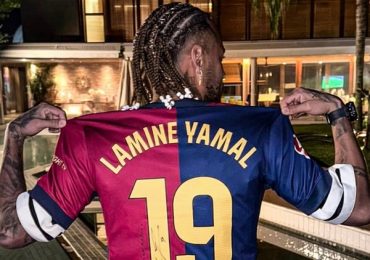 Neymar gây chú ý khi khoác áo Barcelona