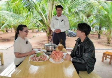 MC Thành Nhí và Chen Ru Lu hào hứng hái nho tại KDL Suối Tiên