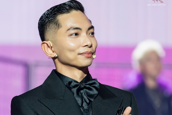 Kiện tướng dancesport Phan Hiển chấm thi Em Xinh ‘Say Hi’