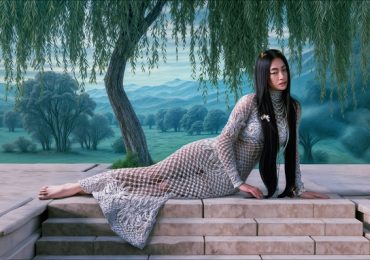 Hoa hậu Lương Thùy Linh khoe vẻ đẹp ma mị
