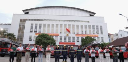 Kiều Minh Tuấn ‘lột tóc’, dàn nghệ sĩ tự cắt tóc cực hài hước