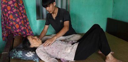 Cậu bé 17 tuổi chăm bà 90 tuổi khiến cả trường quay xúc động