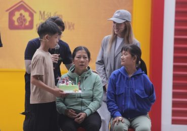 Xúc động cậu bé 12 tuổi làm ‘đôi mắt’ cho mẹ mù tại ‘Mái ấm gia đình Việt’