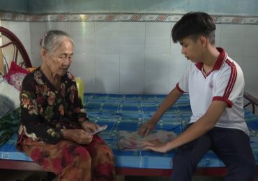 Chuyến xe nhân ái: Gánh nặng ba thế hệ đè lên đôi vai còng của cụ bà bán vé số