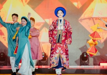 Hoa hậu Tiểu Vy trình diễn Việt phục tại chương trình ‘Dưới cờ Vinh Quang’