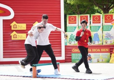 Huỳnh Lập, Tiến Linh trích tiền túi tặng các em nhỏ có hoàn cảnh khó khăn