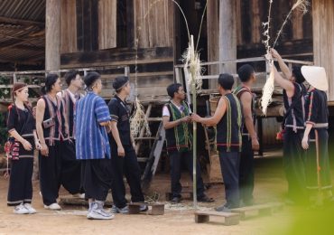 Các thành viên ‘Gia Đình Haha’ lần đầu tham gia lễ cúng mùa Tây Nguyên