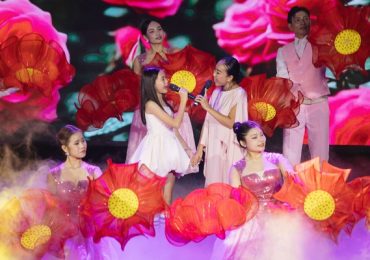Đoan Trang và cùng con gái song ca ‘Em là hoa hồng nhỏ’