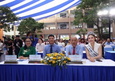 Á hậu Cẩm Ly xúc động khi hội ngộ với các thầy cô giáo cũ