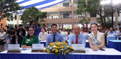 Á hậu Cẩm Ly xúc động khi hội ngộ với các thầy cô giáo cũ