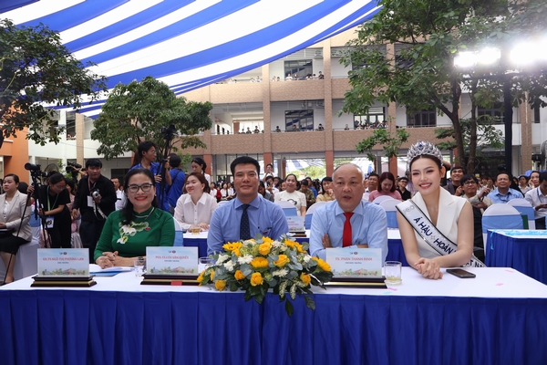 Á hậu Đỗ Cẩm Ly trở về ‘mái nhà Nhân Văn’