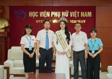 Hoa hậu Trâm Anh giản dị dự khai giảng tại Học viện Phụ nữ