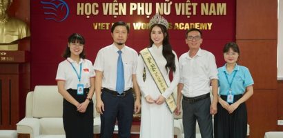 Hoa hậu Trâm Anh giản dị dự khai giảng tại Học viện Phụ nữ