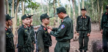 MONO nhận huy hiệu hoa điểm 10 ‘Chiến sĩ quả cảm’