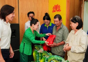 Vợ chồng Việt Hương trao 250 phần quà mùa Vu Lan