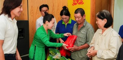 Vợ chồng Việt Hương trao 250 phần quà mùa Vu Lan