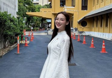 Bảo Ngọc diện áo dài, giảng dạy tại Thái Lan
