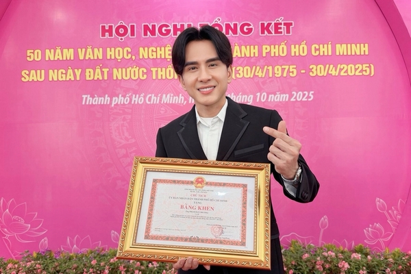 Đan Trường nhận Bằng khen của UBND TP.HCM trước thềm live concert