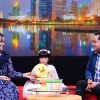 Mẹ làm bác sĩ thú y, con gái nhỏ dùng thú nhồi bông thay vòng tay mẹ mỗi đêm