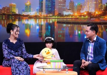 Mẹ làm bác sĩ thú y, con gái nhỏ dùng thú nhồi bông thay vòng tay mẹ mỗi đêm