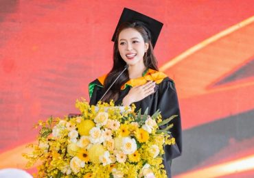 Hoa hậu Kiều Duy đại diện tân cử nhân khóa phát biểu tại lễ tốt nghiệp