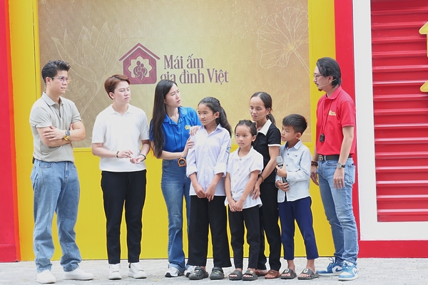 Lâm Vỹ Dạ quỳ gối xin suất sửa nhà cho bé gái lớp 7 mồ côi cha