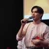 Thuận Nguyễn cởi áo khoe múi, khán giả miền Tây ‘rần rần’