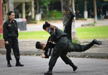 Dàn ‘Chiến sĩ quả cảm’ hoảng hốt nhìn Lê Dương Bảo Lâm ngã quỵ
