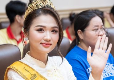 Á hậu Thu Ngân về trường sau khi đăng quang