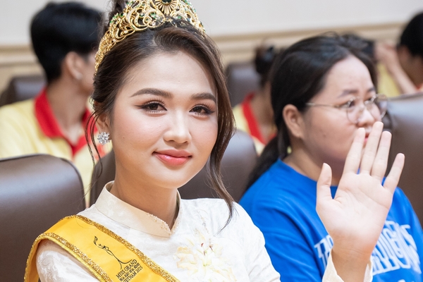 Á hậu Thu Ngân trở về thăm trường cũ