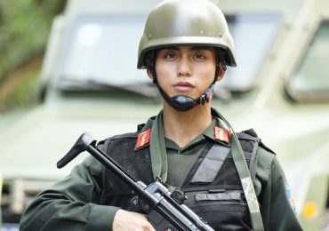 MONO vượt tường cao, đu dây từ nhà cao tầng trong ‘Chiến sĩ quả cảm’